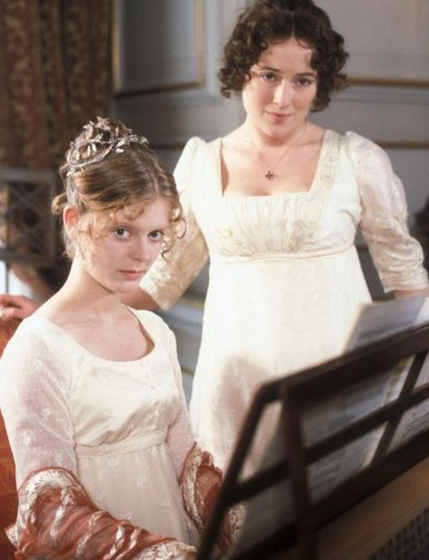 Emilia Fox as Georgiana Darcy and Jennifer Ehle as Elizabeth in Pride and Prejudice (1995) Austen Aesthetic, Pride & Prejudice Movie, Emilia Fox, Jennifer Ehle, Jane Austen Movies, Little Dorrit, Period Films, Lizzie Bennet, Jane Austen Novels