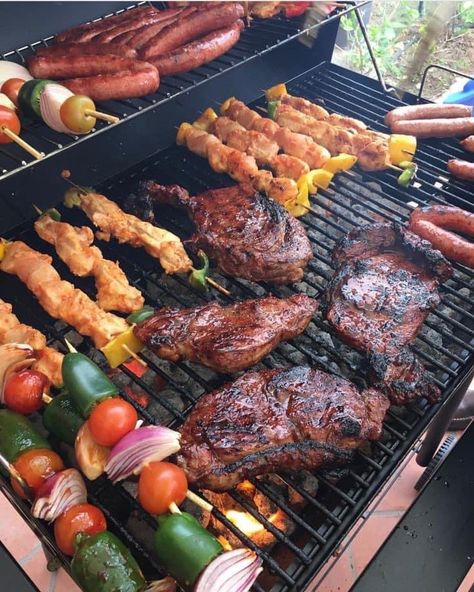 Grill Aestethic, Grilling Out Aesthetic, Backyard Bbq Aesthetic, Grilling Out, Family Bbq Aesthetic, Summer Barbecue Aesthetic, Bbq Party Aesthetic, Barbecue Party Aesthetic, Mexican Barbeque