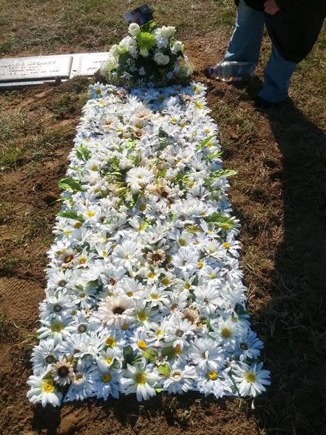 This is a blanket made from artificial flowers that my sister and I made for our mothers grave. Grave Design Ideas, Grave Decorations Cemetery, Diy Grave Blankets, Grave Ideas, Graveside Decorations, Grave Blanket, Flowers For Grave, Gravesite Decorations, Memorial Day Decorations