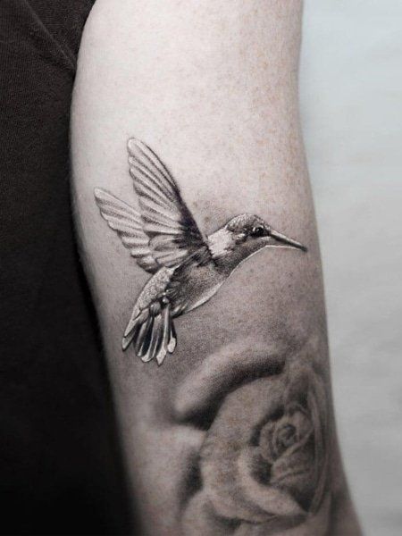 25 Delicate & Meaningful Hummingbird Tattoos (2022) - The Trend Spotter Hummingbird Tattoo Black, Colorful Hummingbird Tattoo, Tattoo Black And Grey, Hibiscus Tattoo, Circle Tattoo, Marvel Tattoos, Back Of Shoulder Tattoo, World Tattoo, Hummingbird Tattoo