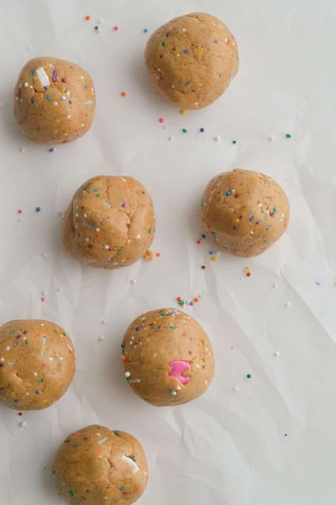 Easy Birthday Cake Protein Balls - Nourished by Nic Birthday Cake Protein Balls, Cake Protein Balls, Birthday Cake Protein Bars, Birthday Cake Protein, Easy Birthday Cake, Veg Protein, Cake Batter Protein, Snack Balls, Protein Balls Recipes