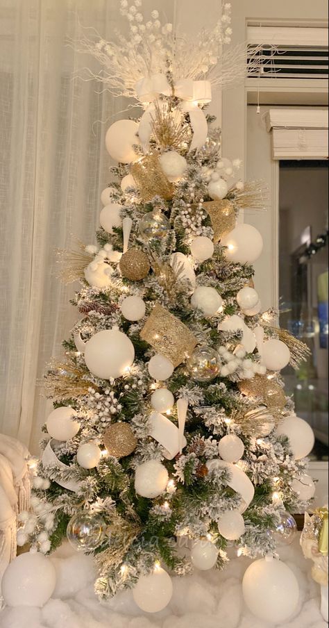 Elegant Christmas Tree Decorations, Christmas Tree Inspo, White Christmas Tree Decorations, Glam Christmas Decor, Gold Christmas Tree Decorations, Pretty Christmas Decorations, Homemade Bows, Christmas Tree Decorating Themes, Elegant Christmas Trees