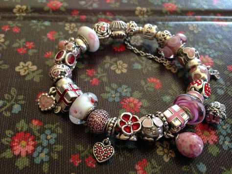 PANDORA Bracelet with Great Red/Pink Theme. Red Pandora Bracelet, Pink Pandora Charms, Pandora Charms Pink, Pandora Bracelet Designs, Pandora Inspiration, Pandora Beads, Pink Theme, Pandora Charm, Pandora Bracelets