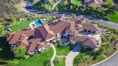 Britney Spears Just Listed Her $8.9 Million California Mansion   - HouseBeautiful.com Britney Spears House, California Mansion, Spanish Mansion, Thousand Oaks, California Homes, Celebrity Houses, Cabins In The Woods, Blue Decor, Birds Eye