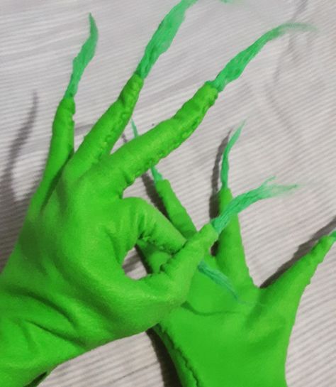 Grinch gloves The Grinch Costume Ideas, Grinch Costume For Kids Diy, Grinch Dressup Ideas, The Grinch Costume For Women, Grinch Costume Diy, Grinch Outfit Women, Grinch Costume Women, Diy Grinch Costume, Kids Grinch Costume