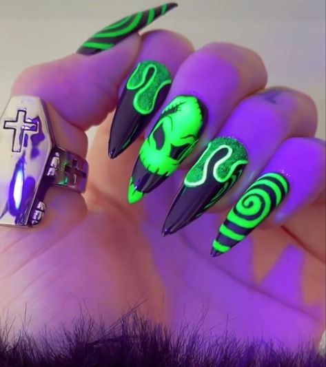 Pink Oogie Boogie Nails, Oogie Boogie Nails Short, Easy Oogie Boogie Nails, Boogie Nails, Oogie Boogie Nail Art Tutorial, Oogie Boogie Nails, Halloween Nails Acrylic Oogie Boogie, Nail Info, Neon Goth