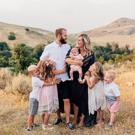 5 Kids Family Pictures in the Rolling Hills & Mountains 5 Kids Family, Kids Family Pictures, Large Family Poses, Big Family Photos, Large Family Photos, Family Photoshoot Poses, Northern Utah, Family Portrait Poses, Outdoor Family Photos