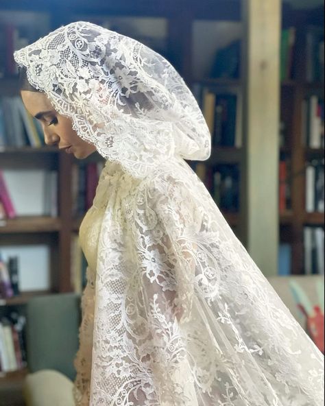 lily collins Lily Jane Collins, Romanian Wedding, Wedding Cloak, Bride Dress Simple, Formal Clothes, Cape Wedding Dress, Crazy Eyes, Bridal Cape, Dream Wedding Ideas Dresses