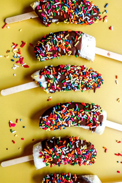 Banana Pops are a healthy summer treat! The perfect recipe to make with your kids and stash in your freezer for hot summer days. Healthy Summer Treats, Banana Popsicles, Banana Pops, Chocolate Covered Bananas, Pine Nut, Frozen Chocolate, Chocolate Coating, Healthy Summer, Summer Treats