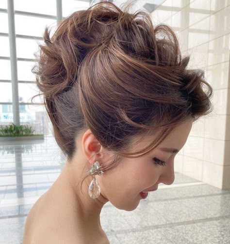 Updo Hairstyles For Short Hair, Short Bridal Hair, Short Hair Bride, Easy Updo Hairstyles, Short Hair Bun, Mother Of The Bride Hair, Curly Wedding Hair, Hairdo Wedding, Trendy Wedding Hairstyles