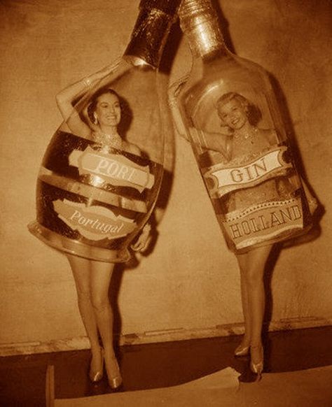 Vintage Drink Costumes Weird Vintage, Vintage Halloween Costume, Guy Fawkes, Vintage Versace, Halloween Vintage, Photo Vintage, Vintage Vogue, Vintage Glamour, Vintage Photographs