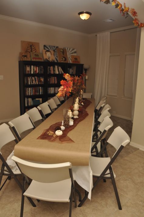 Friendsgiving Hosting Ideas, Thanksgiving Small Space, Thanksgiving Dinner Table Setting, Simple Thanksgiving Table, Friendsgiving Ideas, Friendsgiving Dinner Party, Thanksgiving Party Decor, Friendsgiving Decorations, Thanksgiving Gathering