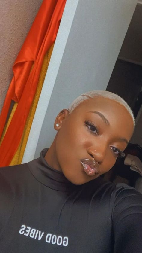 Hairstyles Short Blonde Hair, Black Women Hairstyles Short, Hair Color Black Women, Low Haircuts, Short Platinum Blonde Hair, Natural Hair Haircuts, Short Hair Designs, Short Natural Curly Hair, Shaved Hair Cuts