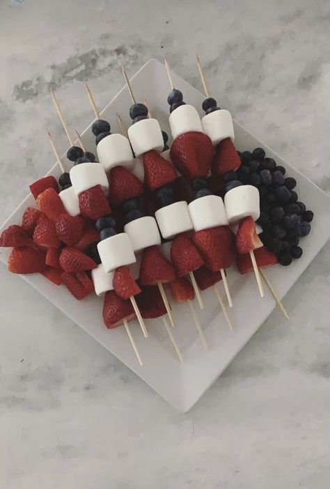 Marshmallow Skewers, Reading Party, Winter Garden Party, Marshmallow Sticks, Fruit Kebabs, Fruit Sticks, Fruit Skewers, Healthy Recipes Easy Snacks, Gender Party