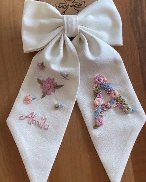 Handmade customised name embroidered bow available. All kind of bows and scrunchies available on our store. Different variety of hair acessories available Dm us now for order and more updates. Hurry up and book your order now. #explorepage #supportsmallbusiness #vocalforlocal #shopsmall #explore #scrunchieforlife #instagram #onlineshopping #scrunchiesforsale #scrunchies #scrunchiestyle #scrunchiesareback #viral#trending #india#making #diy#embroidery #embroideryart #embroidered #embroidered... Hair Accessories Diy Headband, Flare Dress Pattern, Embroidered Bows, Hair Bows Diy Ribbon, Upcycled Accessories, Embroidered Hair Bows, Hair Acessories, Scrunchie Styles, Embroidered Bow