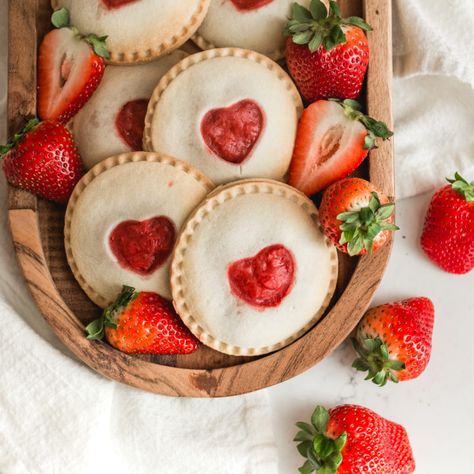 Strawberry Desserts Aesthetic, Baking Valentines Day, Baking Valentines, Cottagecore Cake, Strawberry Biscuits, Strawberry Cottagecore, Valentines Day Watercolor, Desserts Aesthetic, White Chocolate Cupcakes