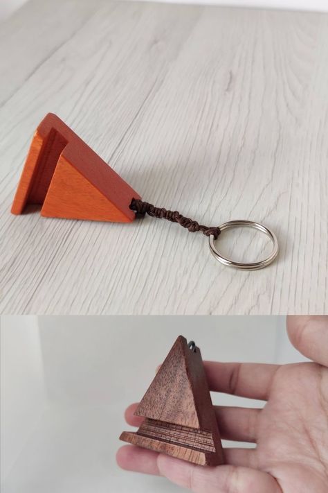 Tiny Wood Projects, Handmade Keyrings, Wooden Phone Holder, Wood Phone Holder, Wood Art Projects, Upcycled Fabric, Diy Wooden Projects, Wood Shop Projects, Keychain Handmade