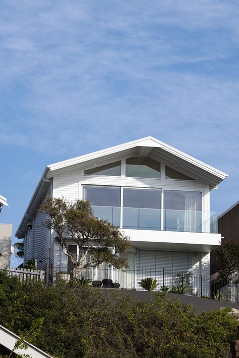 At home with Deborah Hutton - Get In My Home White Weatherboard House, Deborah Hutton, House With Sea View, Hamptons Farmhouse, Exterior Materials, Weatherboard House, Kerb Appeal, Red Farmhouse, Fireplace Designs