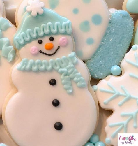 Snowmen Sugar Cookies Decorating Ideas, Snowman Cookie Decorating Ideas, Christmas Mitten Cookies, Snowman Royal Icing Cookies, Snowman Decorated Cookies, Snowman Sugar Cookies Decorated, Winter Royal Icing Cookies, Sugar Cookie Snowman, Winter Sugar Cookies