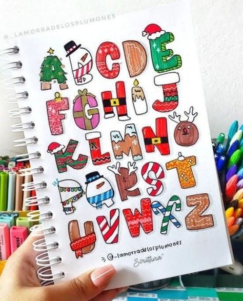 Christmas Lettering Alphabet, Christmas Fonts Alphabet, Bullet Journal Christmas, Hand Lettering Alphabet Fonts, Xmas Drawing, Cute Christmas Ideas, Christmas Letters, Bullet Journal Ideas Templates, Hand Lettering Art