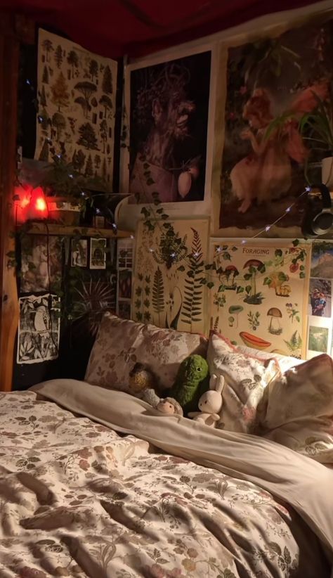 Cottagecore Fairycore Bedroom, Dark Fairycore Bedroom, Therian Den Ideas Bedroom, Grunge Bedding, Dark Cottagecore Bedroom, Goblincore Room, Fairycore Room, Nature Room, Dream Bedroom Inspiration