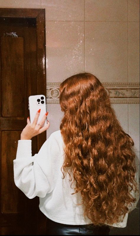 Long Curly Strawberry Blonde Hair, Long Curly Red Hair Aesthetic, Curly Redhead Aesthetic, Long Ginger Hair Aesthetic, Long Curly Ginger Hair, Copper Wavy Hair, Long Hair Ginger, Cute Redhead Girl, Curly Copper Hair