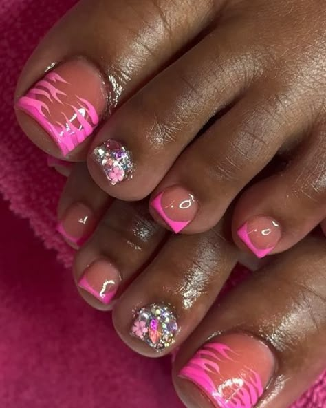 DETROIT NAIL TECH🫧💕 on Instagram: "Loveee💖  Category: Inspo Toes + Inspo nail set💕 $175+  Have you entered the slay room yet?! If not openings this week!!🌸  $15 deposit required!  #detroitlashtech #michigannails #michiganhair #michiganlashes #detroitnails #detroithair #detroitmua #detroitmakeup #Michiganmakeup #detroitbraider #michiganbraids #calinails #miaminails #southbeach #carolinanails #atlantanails #boujeenails #nailinspo #nailart #xxlnailssquare #glamandglits #promnails #ombrenails #milkbathnails #moneynails #houstonnails" Shorties Nails And Toes Set, Toe Nails Ideas 2024, Chrome Toes Nails, Y2k Toe Nail Designs, Toe Nail Acrylic Designs, Y2k Toenails, Gel Toes Toenails, Acrylic Toes Designs, Toe Color Ideas