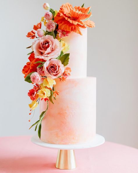 Pink Peach Wedding Cake Peach Wedding Cake Elegant, Wedding Cake Colorful Flowers, Pink And Orange Cake Ideas, Peach Colour Cake, Pink Orange Wedding Cake, Sunset Wedding Cake, Wedding Cake Coral, Pink Peach Wedding, Peach Wedding Cake