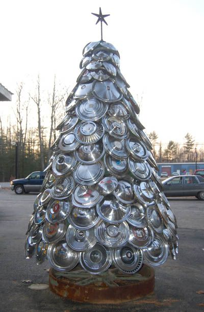 When men get into the DIY holiday spirit... this is what ya get!  Hilarious, but great Xmas promo for the Car Dealer that built it! Unusual Christmas Trees, Recycled Christmas Tree, Alternative Christmas, Alternative Christmas Tree, Creative Christmas Trees, Unique Christmas Trees, Deco Originale, Navidad Diy, Noel Christmas