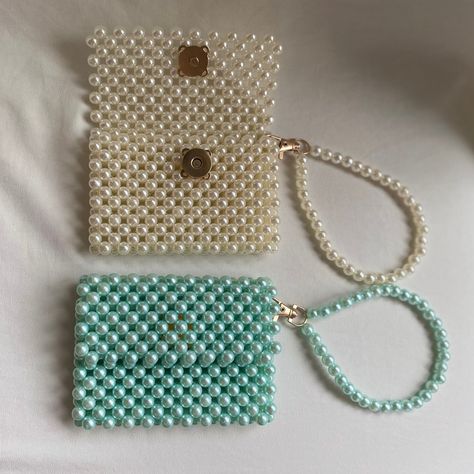 Pearl Bag Pattern, Pearl Hanger, Hand Beaded Bag, Easy Crochet Stitches, Crystal Bags, Bead Charms Diy, Handmade Wallets, Pearl Bag, Beads Bracelet Design