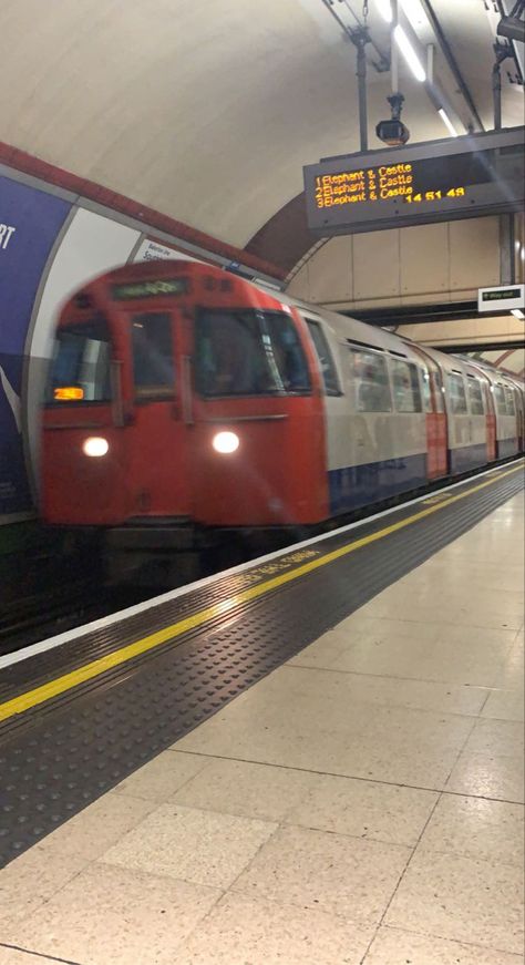 Train Aesthetic, Tube Train, Travel Train, London Tube, Aesthetic Autumn, London Underground, London Travel, Train, London