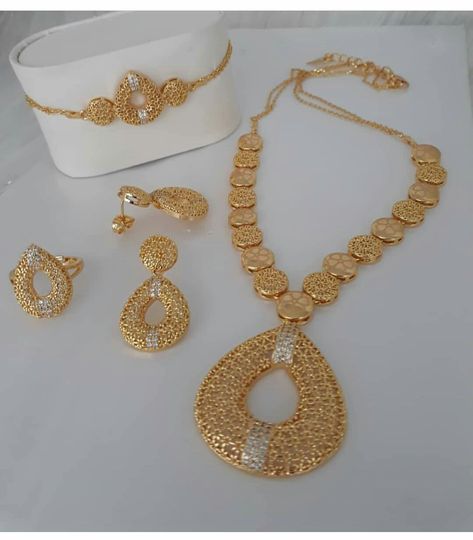 Arabic Gold Necklace Designs, Dubai Gold Jewelry, Gold Jewelry Set, Unique Gold Jewelry Designs, Gold Jewelry Outfits, Gold Jewellry, Bridal Jewellery Design, Gold Mangalsutra Designs, Jewelry Set Design