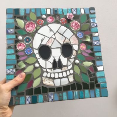 Sugar Skull - Mosaic Mosaic Skull Art, Goth Mosaic, Broken Mirror Diy, Dead Of The Dead, Skull Mosaic, Mosaic Wedding, Mosaic Tutorial, Skull Planter, Mosaic Inspiration