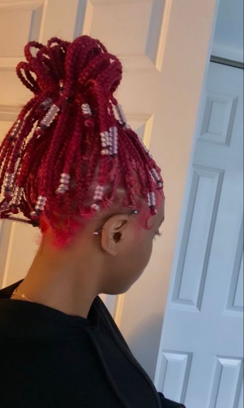 Short Pink Knotless Braids, Red Knotless With Beads, Red Braids With Beads, Red Braids, Hairstyle Ideas Easy, Tutorial Ideas, Braided Hairstyle, Cute Braided Hairstyles, Dyed Hair Inspiration