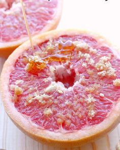 Broiled Grapefruit With Brown Sugar And Honey - Take the effort out of dessert; all you need to do here is slice, drizzle, sprinkle and bake! Plus, this recipe is under 100 calories and fat-free. Your flat belly will thank you. Broiled Grapefruit, Grapefruit Recipes, Honey Drizzle, Eat This Not That, Healthy Diet Recipes, Healthy Nutrition, Nutrition Recipes, Sans Gluten, Yummy Breakfast