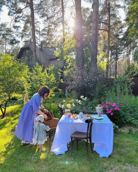 Home Maker Wife Aesthetic, Traditional Wife Aesthetic, Trad Wife Aesthetic, Slow Motherhood, Traditional Femininity, Summer Country, Shed To Tiny House, Future Farms, Family Picnic