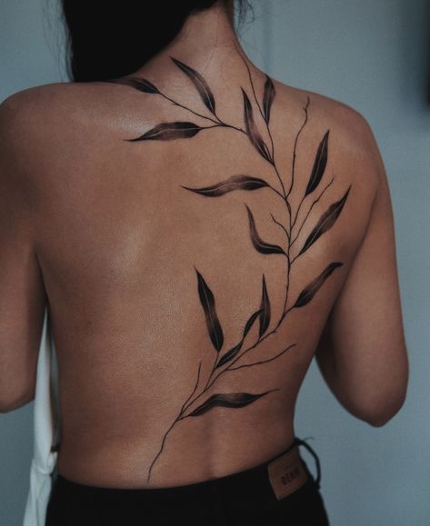 Foliage Back Tattoo, Greenery Back Tattoo, Nature Back Tattoos For Women, Linework Back Tattoo Women, Back To Shoulder Tattoo, Leaves Tattoo Back, Branch Back Tattoo, Leaf Tattoo Back, Neck And Back Tattoo