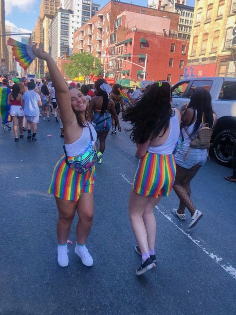 Simple Pride Outfit, Nyc Pride Outfit, Pride Party Outfit, Pride Aesthetic Outfits, Cute Pride Outfits, Pride Outfit Ideas Women, Pride Parade Outfit Ideas, Pride Parade Ideas, Pride Fits