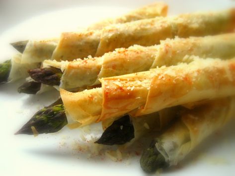 Phyllo Wrapped Asparagus | BigOven Wrapped Asparagus, Asparagus Recipe, Idee Pasto Sano, I Love Food, Appetizer Snacks, Vegetable Recipes, No Cook Meals, Asparagus, Parmesan