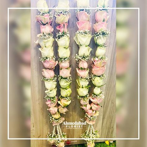 Wedding Mala Rose, Indian Wedding Garland, Flower Jewelry Designs, Garland Wedding Decor, Flower Garland Wedding, Wedding Backdrop Decorations, Rose Garland, Garland Wedding, Backdrop Decorations