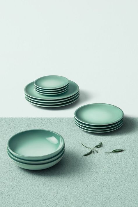 Minimalist Dinnerware, Tableware Photography, Modern Decorative Objects, Sage Kitchen, Peach Ice Tea, House Paint Interior, Table Setting Inspiration, Green Plates, Edible Arrangements