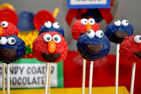 elmo & cookie monster cake pops Cake Pops Tutorial, Monster Cake Pops, Sesame Street Birthday Cakes, Cake Pop Tutorial, Sesame Street Cake, Custom Cake Pops, Cookie Monster Cake, Elmo And Cookie Monster, Sesame Street Birthday Party