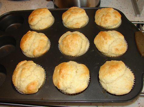 Makes: 9   Ingredients:   ½ cup Milk 2 cups Flour ½ teaspoon Salt 4 teaspoons Baking Powder 1/3 cup Oil 2 Eggs 3 teaspoons Sugar   Method: 1. Pre-heat oven to 180 °C. 2. Whisk the mi… Muffin Pan Recipes, Cheese Scone Recipes, Baking Scones, Scones Recipe Easy, Scones Easy, Cheese Scones, Muffin Tin Recipes, 5 Ingredient Recipes, Pan Recipes