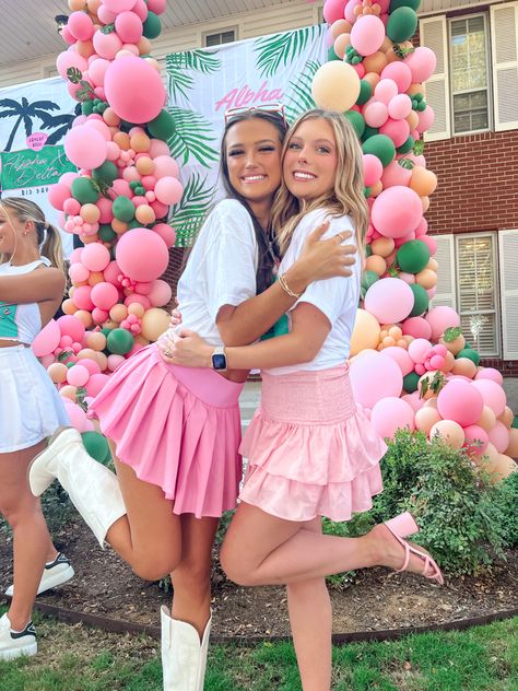 Beverly Hills Bid Day Theme, Beverly Hills Hotel Bid Day, Sorority Pose Ideas, Bid Day Poses, Beverly Hills Bid Day, Bid Day Themes Unique, Pink Bid Day, Duo Pose Ideas, Two People Poses