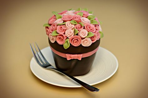 Flower Pot Cake - I used brownies and choco ganache for the cake, then domed the top with cream cheese buttercream in order to have a base for the flowers to stick.  The outside is modeling chocolate. Cupcakes Bonitos, Cupcake Rose, Flower Pot Cake, Cookies Cupcake, Pot Cakes, Pretty Cupcakes, Garden Cakes, Cake Decorating Classes, Mothers Day Cake