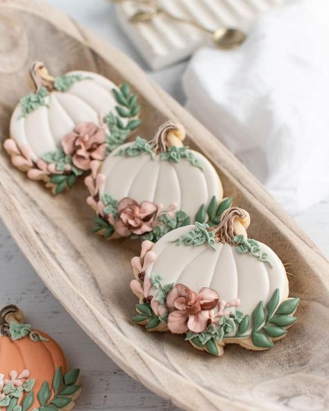 Row, row, row your pumpkins gently down the feed…🌿🤍 Declaring pumpkin season guys 🫡 there’s so much to love about the start of Autumn… | Instagram Thanksgiving Cookies Decorated, Pumpkin Cookies Decorated, Fall Decorated Cookies, Flower Cookie, Pumpkin Sugar Cookies, Tj Max, Best Apple Pie, Royal Iced Cookies, Crazy Cookies