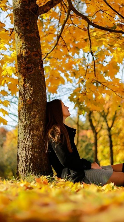 Portrait Perspective, Autumn Photography Portrait, Outdoor Portrait Photography, Fall Portraits, Autumn Girl, Photography People, Fall Senior Pictures, Shotting Photo, Photographie Portrait Inspiration