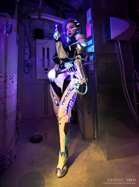 Gladzy Kei used Worbla products, including our Mesh Art, to create her Cyberspace Sombra costume from Overwatch! Overwatch Halloween Costumes, Overwatch Costume, 80s Rock Fashion, Sombra Overwatch, Overwatch Funny, Overwatch Cosplay, Cosplay Characters, Cosplay Outfits, Gamer Girl