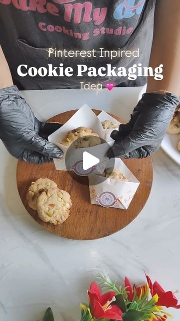 Pooja Chimurkar Ninawe | Award 🏆Winning Nagpur Baker on Instagram: "Trying the most viral yet super cute Cookie Packaging Idea 💓💖

Did you like it ? Don’t forget to Save this Reel and Follow for more 🫶🏻

#cookiepackaging #cookiepackagingideas #reels #viralreels #cookie #cookiedecorating #cookieart #" Cookies Packaging Ideas Diy, Cute Cookie Packaging, Cookie Wrapping Ideas, Cookie Gift Packaging, Christmas Cookies Packaging, Cupcake Packaging, Packaging Idea, Cookie Packaging, Packaged Food