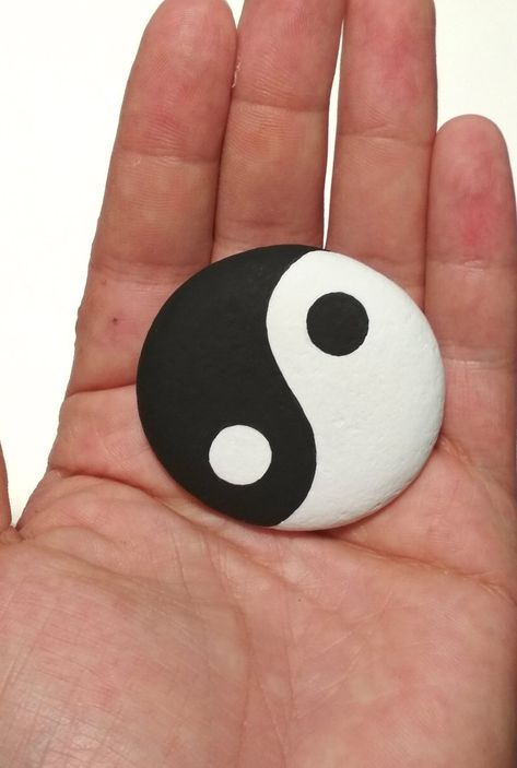 What To Paint On Rocks, Painted Rocks Ideas Easy, Easy Things To Paint On Rocks, Garden Rocks, Painted River Rocks, Yin Yang Symbol, Diy Rock Art, Paint Rocks, Pot Design